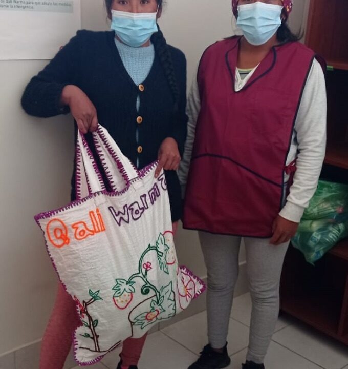 Huancavelica: Qali Warma capacita a padres de familia en la elaboración de bolsas ecológicas